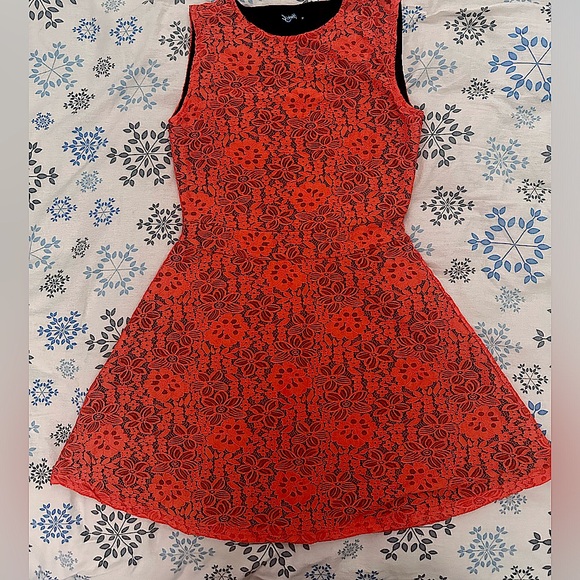 Beautiful short dress - Picture 1 of 4